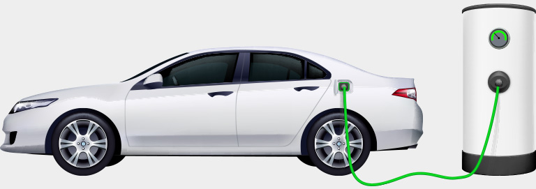 Um carro prateado sendo carregado por um totem com uma tomada de eletricidade